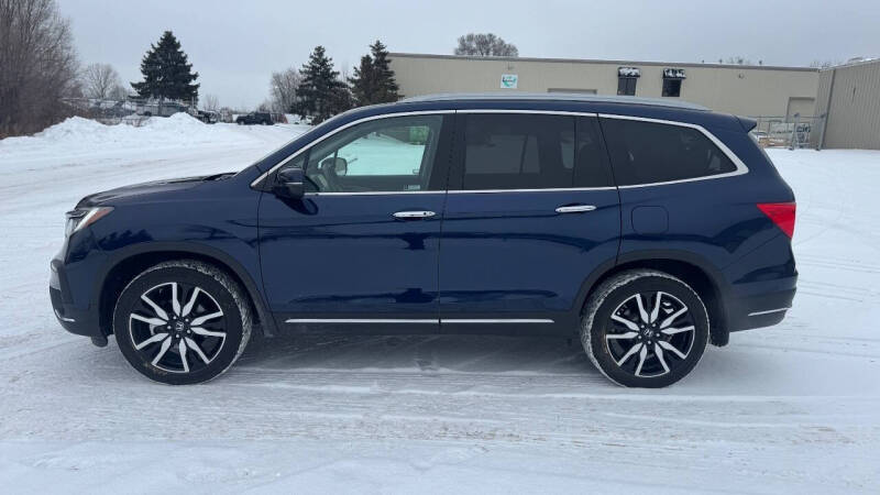 2020 Honda Pilot Touring w/Rear Captain's Chairs