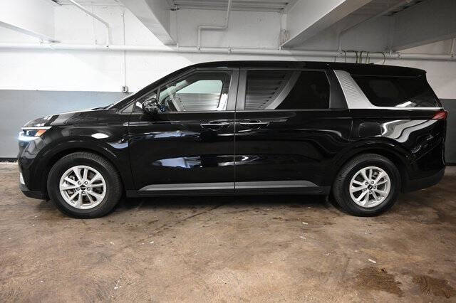 Used 2022 Kia Carnival LX Seat Pkg with VIN KNDNB4H30N6137711 for sale in New York, NY