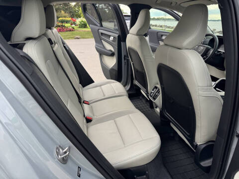 2024 Volvo XC40 B5 Plus Bright Theme