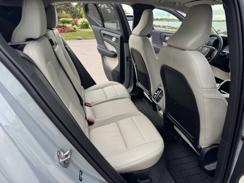 2024 Volvo XC40 B5 Plus Bright Theme