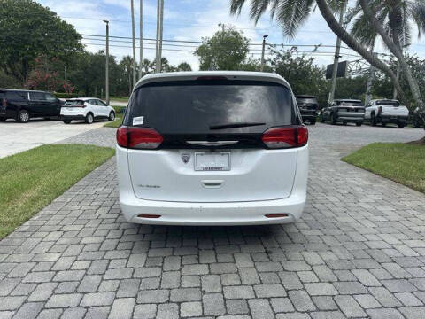 2023 Chrysler Voyager LX