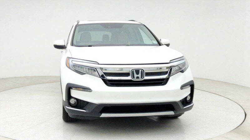 2022 Honda Pilot Touring w/Rear Captain's Chairs