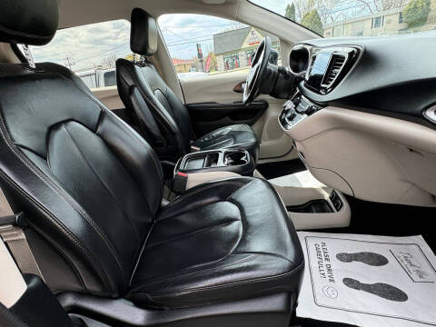 2017 Chrysler Pacifica Touring-L
