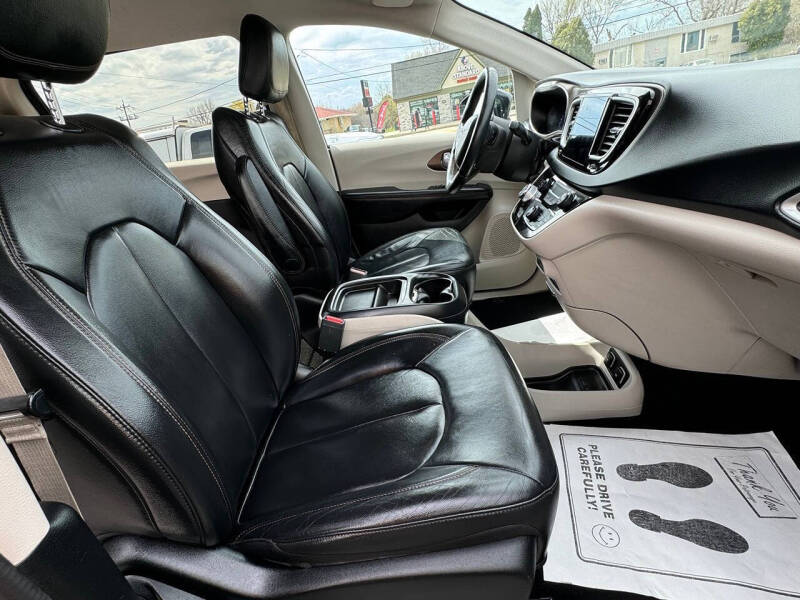 2017 Chrysler Pacifica Touring-L