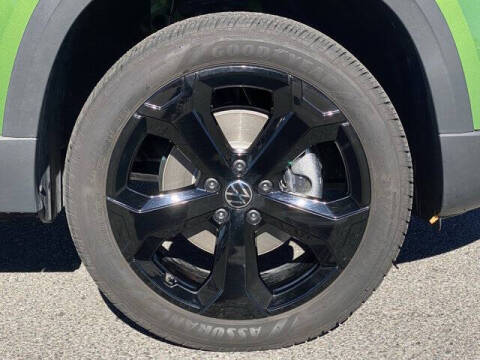 2025 Volkswagen Taos SE Black 4Motion