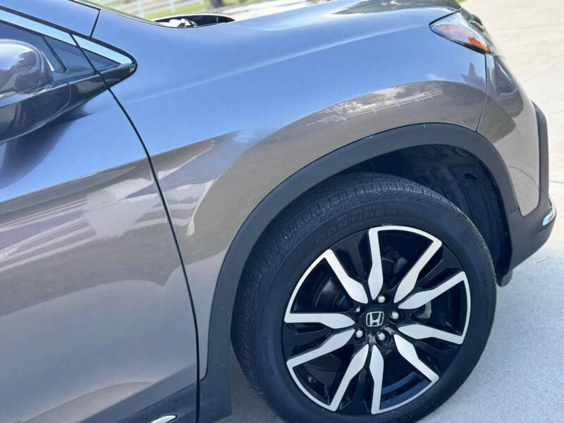 2022 Honda Pilot Touring w/Rear Captain's Chairs