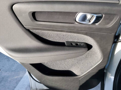 2024 Volvo XC40 B5 Ultimate Bright Theme