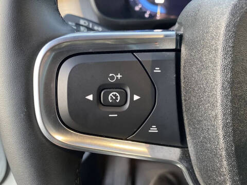 2025 Volvo XC40 B5 Core Bright Theme