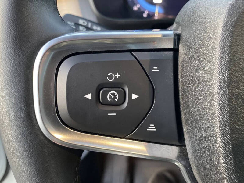 2025 Volvo XC40 B5 Core Bright Theme