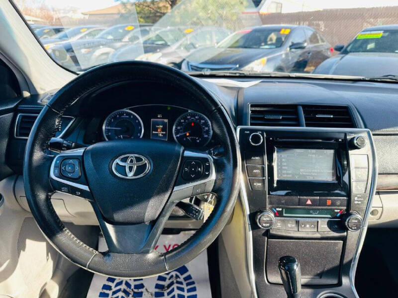 2015 Toyota Camry XLE photo 17