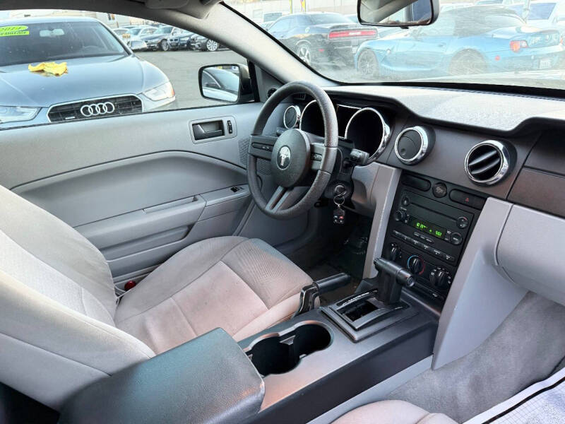 2006 Ford Mustang V6 Deluxe