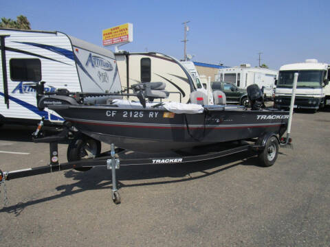 2017 Tracker Guide V-16 Laker DLX Fishing B