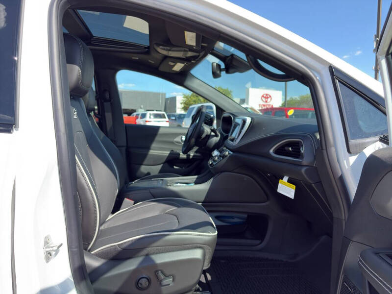 2027 Chrysler Pacifica Limited