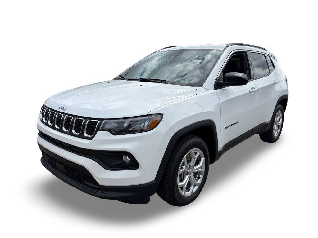 White 2024 Jeep Compass Latitude 4x4 Latitude 4dr SUV 1