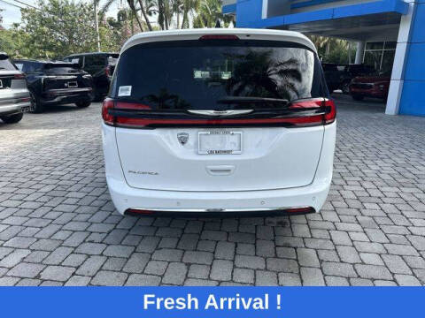 2025 Chrysler Pacifica Select