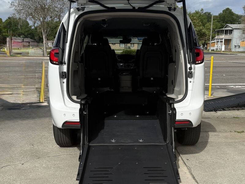 2024 Chrysler Pacifica Touring L's photo