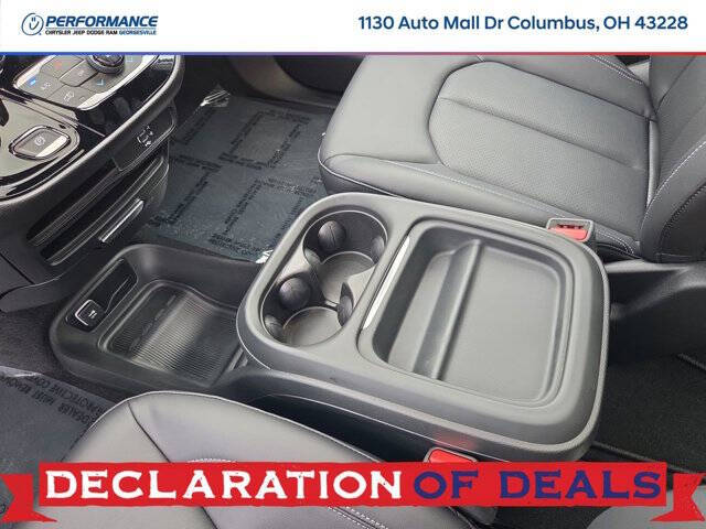 2027 Chrysler Pacifica Select