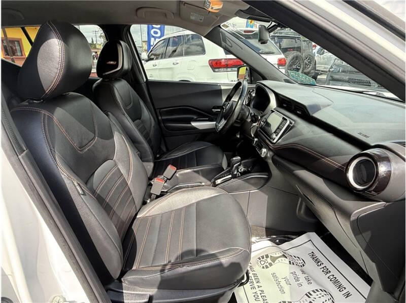 2020 Nissan Kicks SR