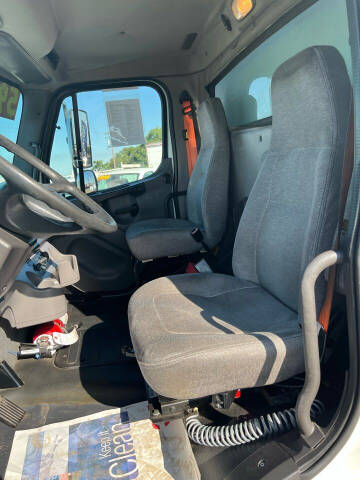 2012 Freightliner M2 106