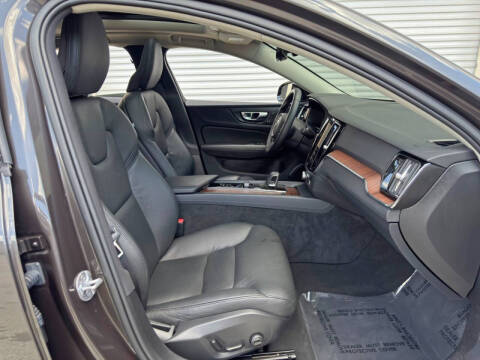 2024 Volvo S60 B5 Plus Dark Theme