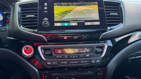 2022 Honda Pilot Touring w/Rear Captain's Chairs