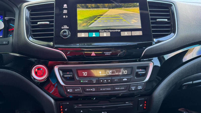 2022 Honda Pilot Touring w/Rear Captain's Chairs