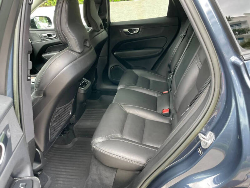 2023 Volvo XC60 B5 Ultimate Dark Theme