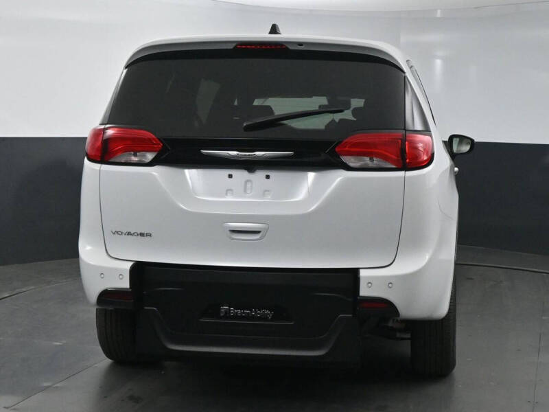 2025 Chrysler Voyager LX