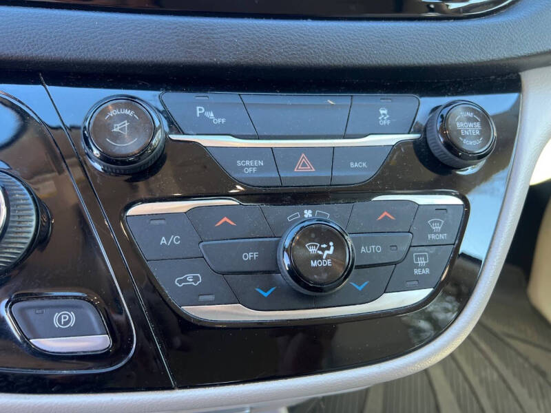 2017 Chrysler Pacifica Touring-L Plus