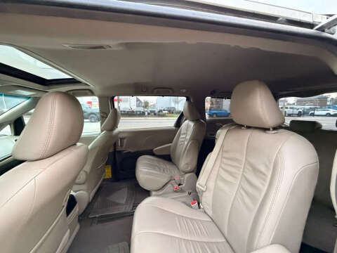 2013 Toyota Sienna XLE 8-Passenger