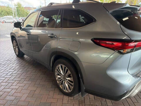 2023 Toyota Highlander Hybrid Platinum