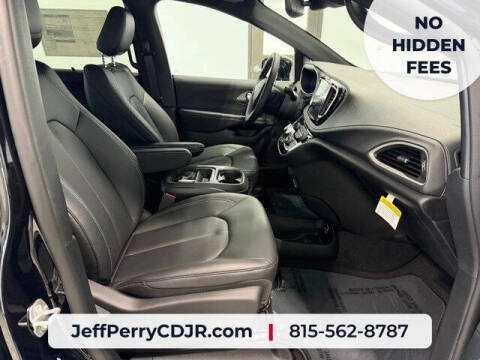 2027 Chrysler Pacifica Select