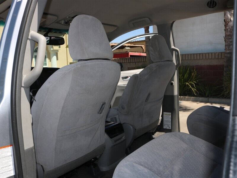 2017 Toyota Sienna LE 8-Passenger