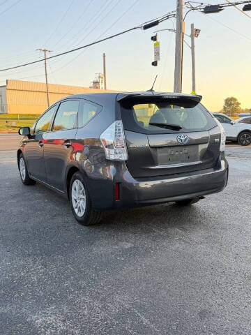2014 Toyota Prius v Five