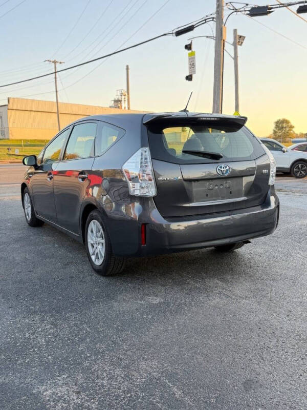 2014 Toyota Prius v Five