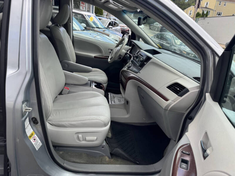 2014 Toyota Sienna XLE 7-Passenger