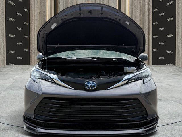 2024 Toyota Sienna LE 8-Passenger