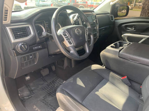 2017 Nissan Titan SV