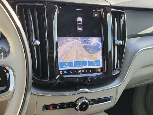 2024 Volvo XC60 B5 Core Dark Theme