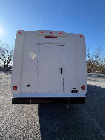 2021 Ford E-450 28 Passenger