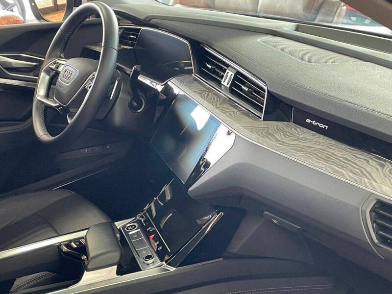 2022 Audi e-tron quattro Premium Plus