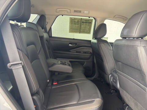 2024 Nissan Pathfinder SL