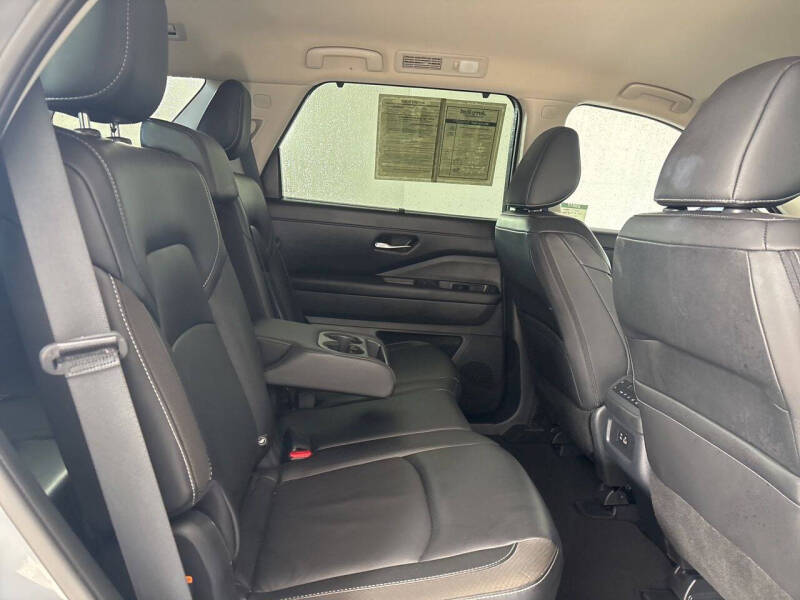 2024 Nissan Pathfinder SL