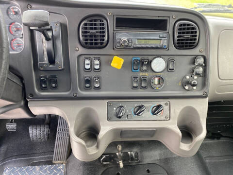 2015 Freightliner M2 106