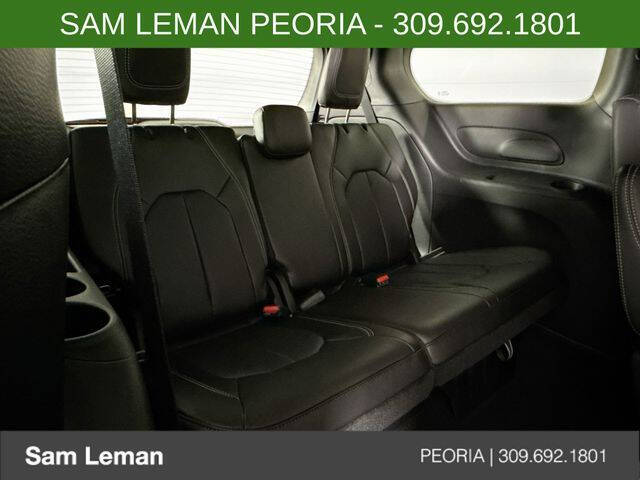 2027 Chrysler Pacifica Select