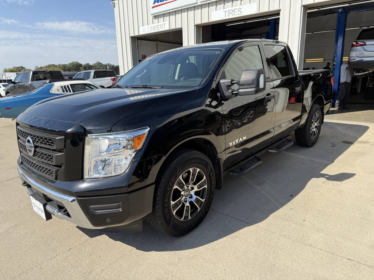 2022 Nissan Titan SV Crew Cab photo 2