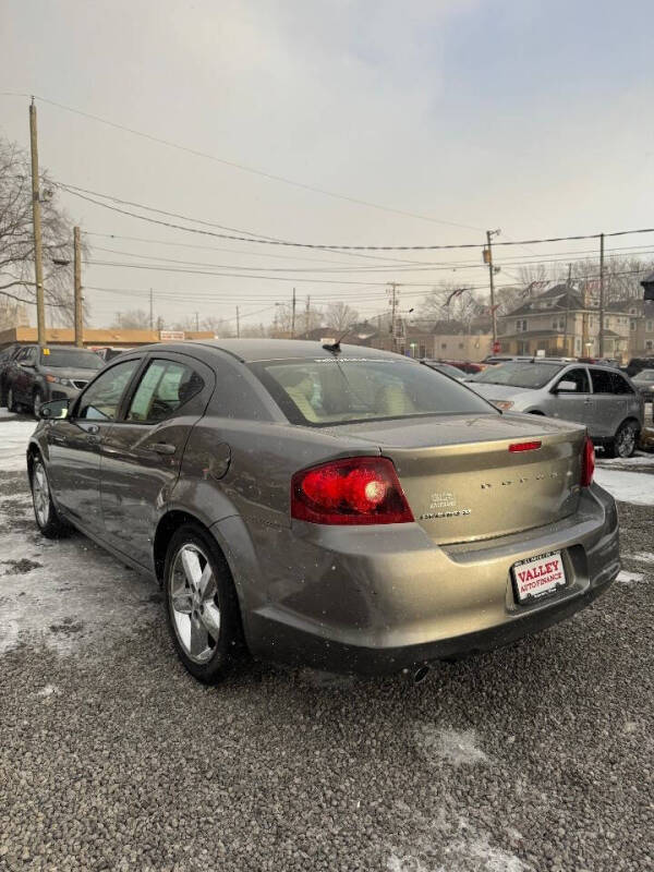 2011 Dodge Avenger Lux