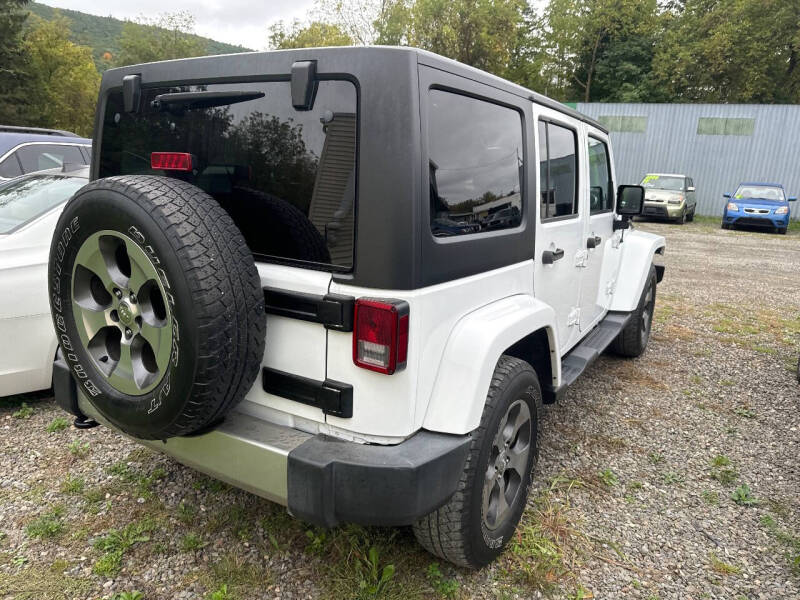 2017 Jeep Wrangler Unlimited Sahara photo 4