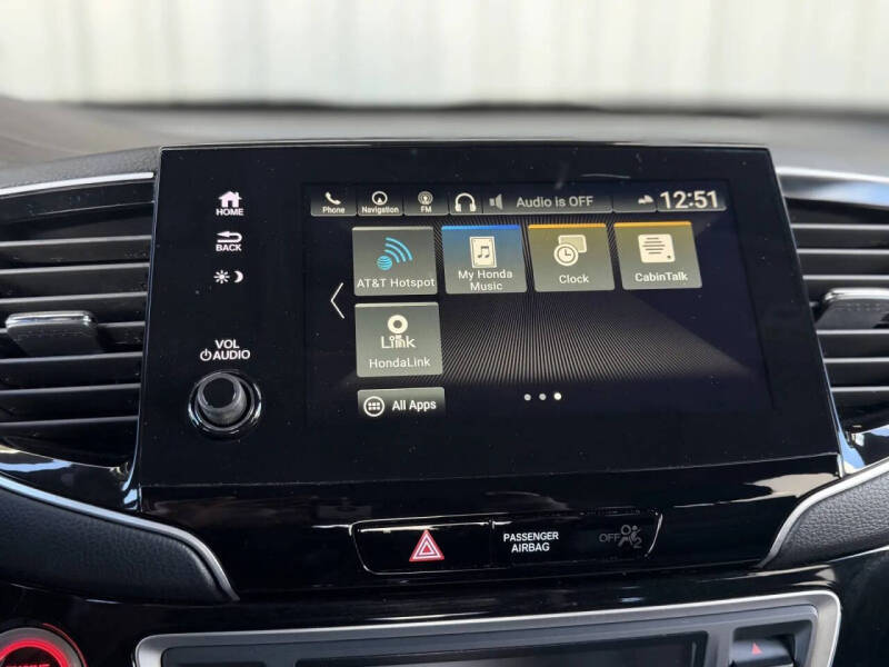 2022 Honda Pilot Touring w/Rear Captain's Chairs