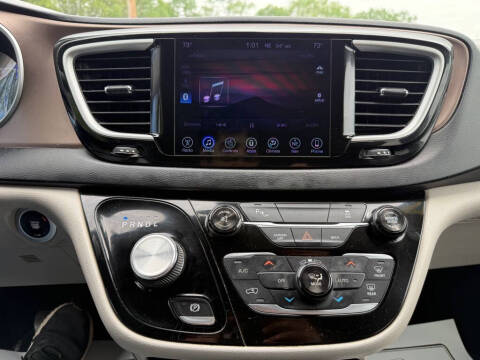 2017 Chrysler Pacifica Touring-L